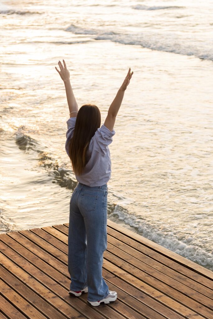 femme debout devant la mer